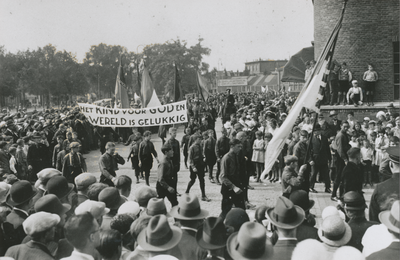 876730 Afbeelding van een deel van de feestelijke optocht ter gelegenheid van de viering van het 1e lustrum van het ...